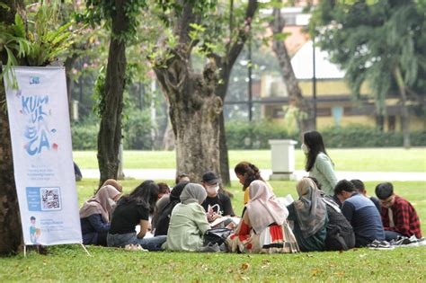 SeNsOr ArTiNyA baca buku di taman pilihan www xvidoes com jantung berdebar tinggi dan image 1